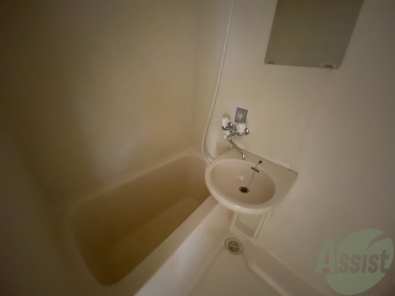 バス・シャワールーム　お風呂はこちら。１人暮らしにはピッタリのサイズ感ですね！