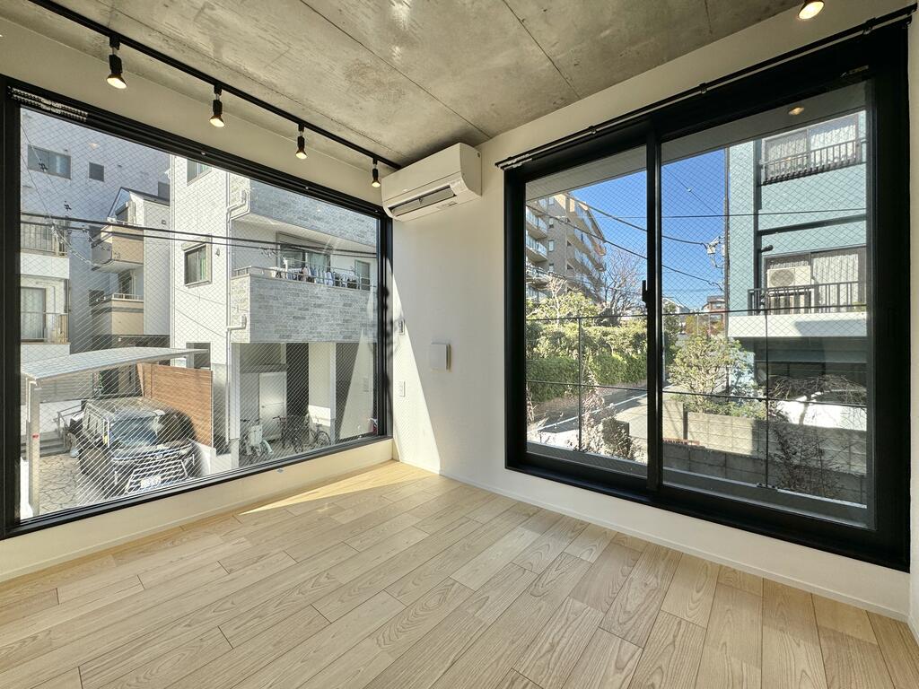 ロビー　2面採光でお明るいお部屋