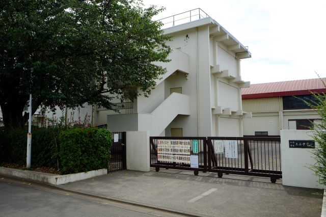 中学校　市立上水中学校（中学校）まで1600m