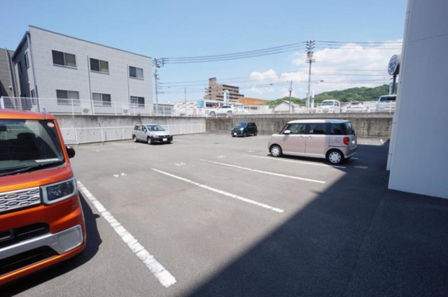 【松山市姫原のマンションの駐車場】