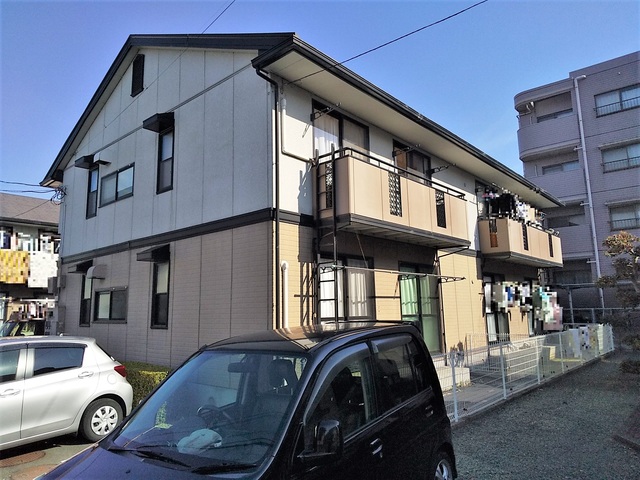 松山市鷹子町のアパートの建物外観