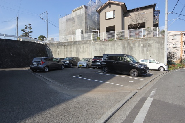 【松山市朝日ケ丘のマンションの駐車場】