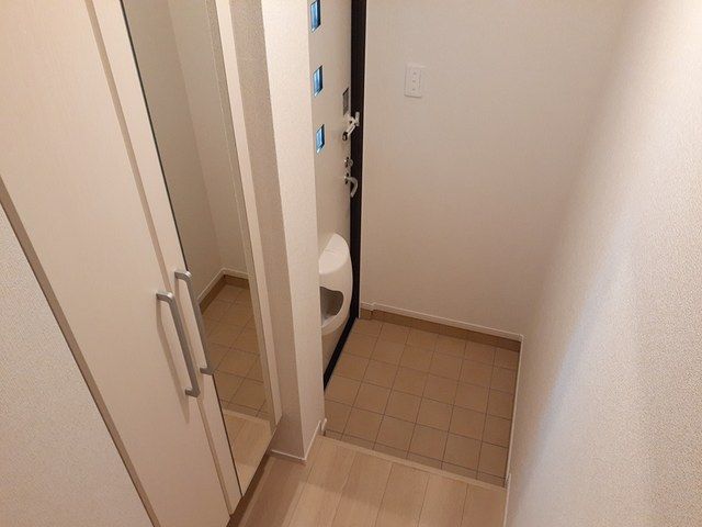 【小山市西城南のアパートの玄関】