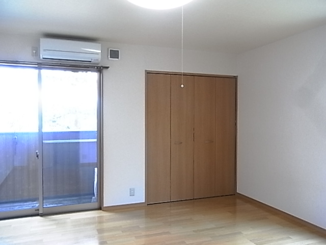 居室・リビング　洋室は広ーい10帖です！ベッドを置いても余裕♪