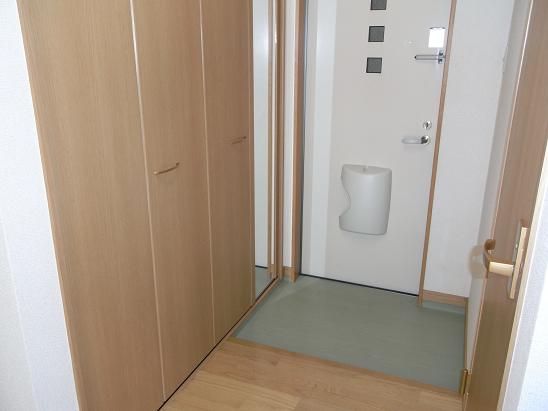 玄関　玄関はこんな感じです。隣が収納です