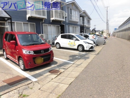 【新潟市中央区女池のアパートの駐車場】