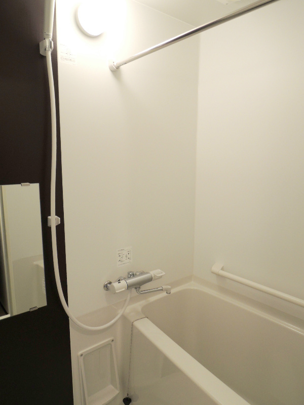 バス・シャワールーム　清潔感のあるカラーパネルのバスルーム