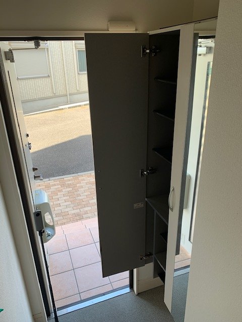 玄関　収納たっぷりの下駄箱付