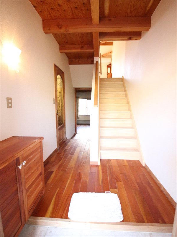 玄関　玄関ホール・下駄箱・階段（写真は別室）