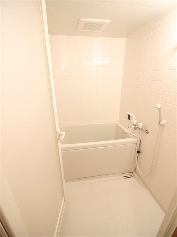 バス・シャワールーム　追焚給湯式浴室（写真は別室）