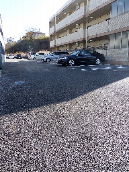 【常滑市千代ケ丘のマンションの駐車場】