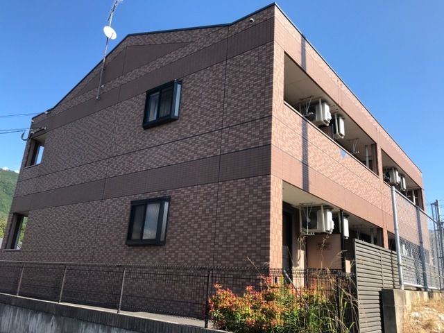 【糟屋郡須惠町大字須惠のアパートの建物外観】