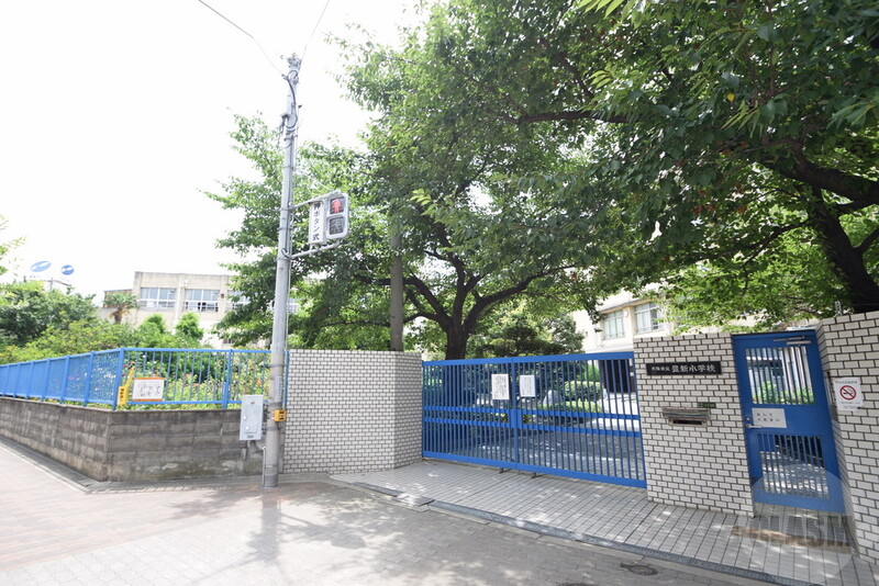 【大阪市東淀川区豊新のマンションの小学校】