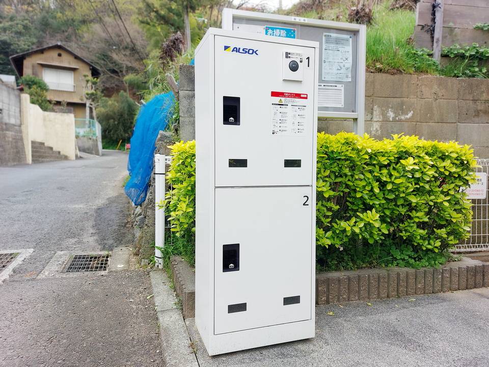 【松山市山越のアパートのエントランス】