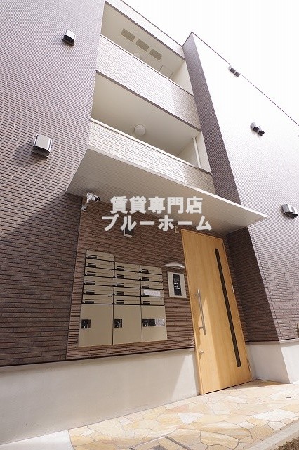 建物外観　木造3階建てのきれいな物件！