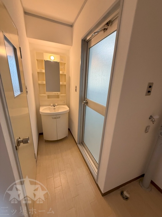 洗面設備　明るい洗面所です