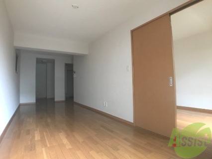 居室・リビング　広くてきれいなＬＤＫが広がっていて居心地が良さそうですね。