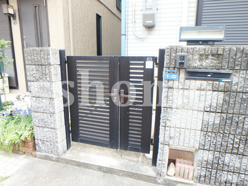エントランス　入口には門扉があります