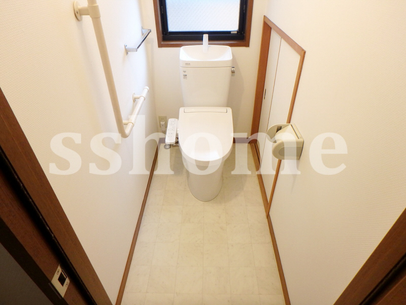 トイレ　1階のトイレには収納スペースがあります☆