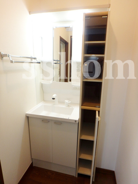 洗面設備　洗面化粧台の横にちょっとした収納も