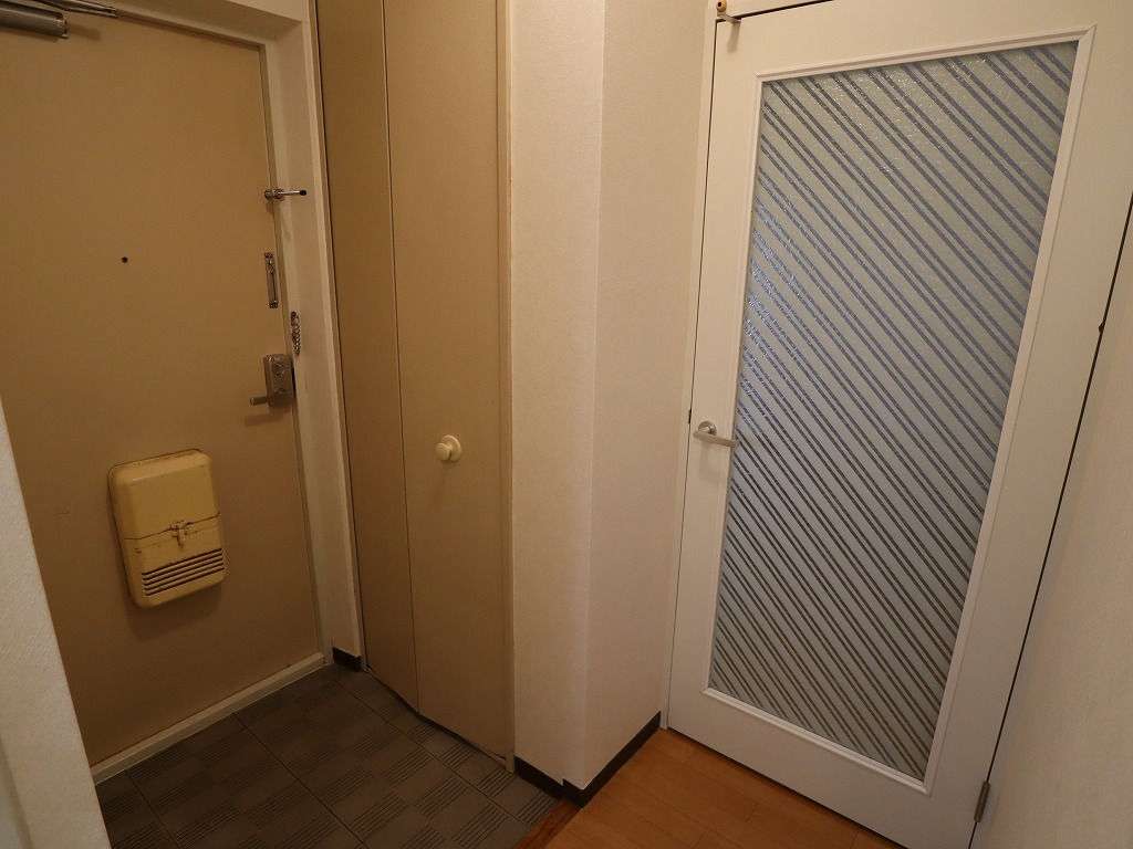玄関　室内扉付きの玄関ホール