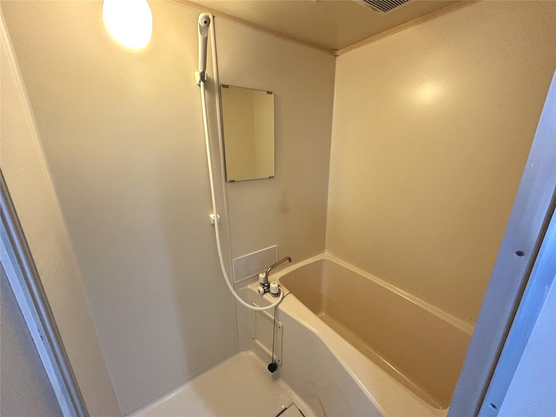 バス・シャワールーム　給湯式のお風呂です