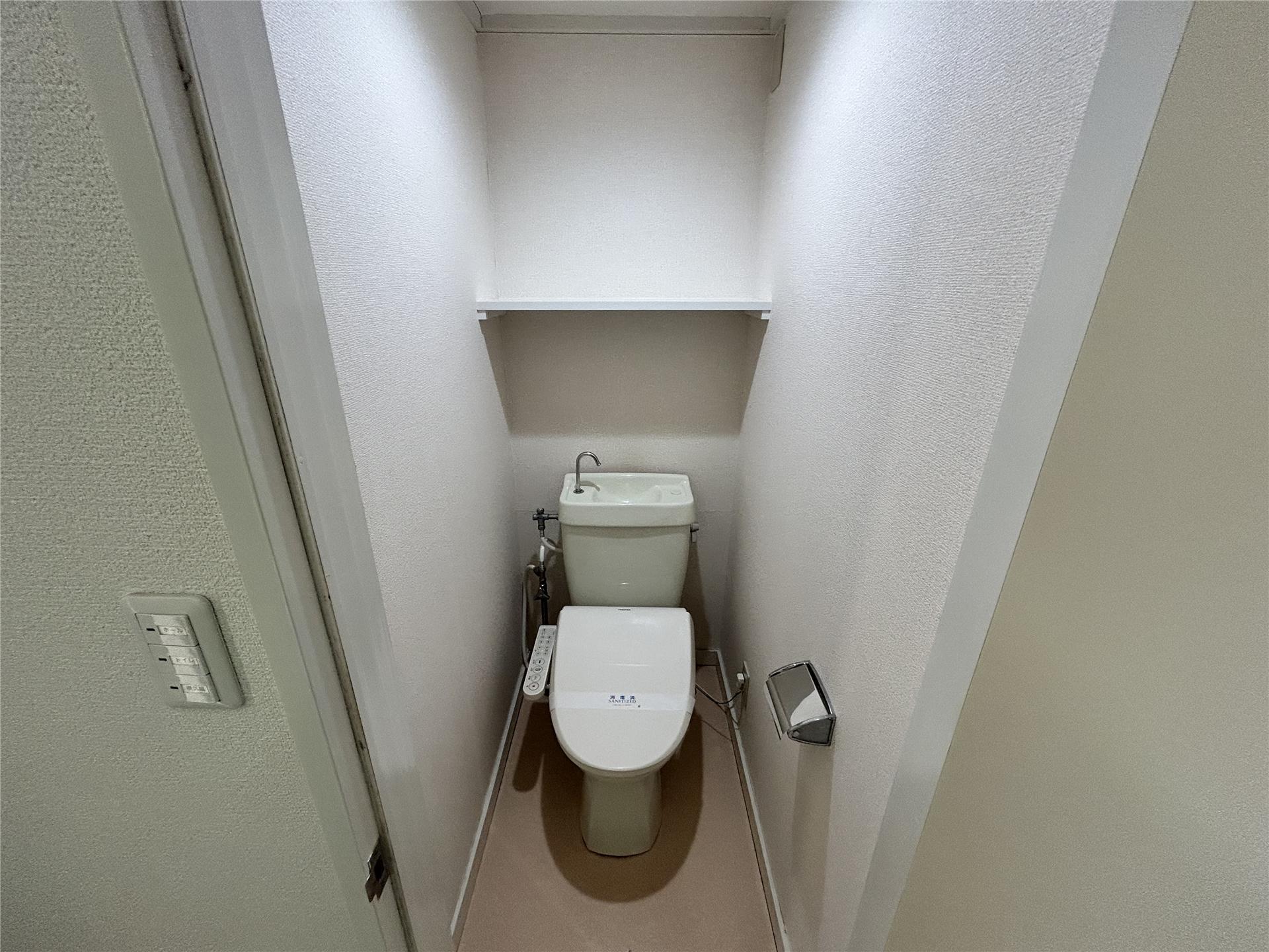 トイレ　ウォシュレット便座付きです