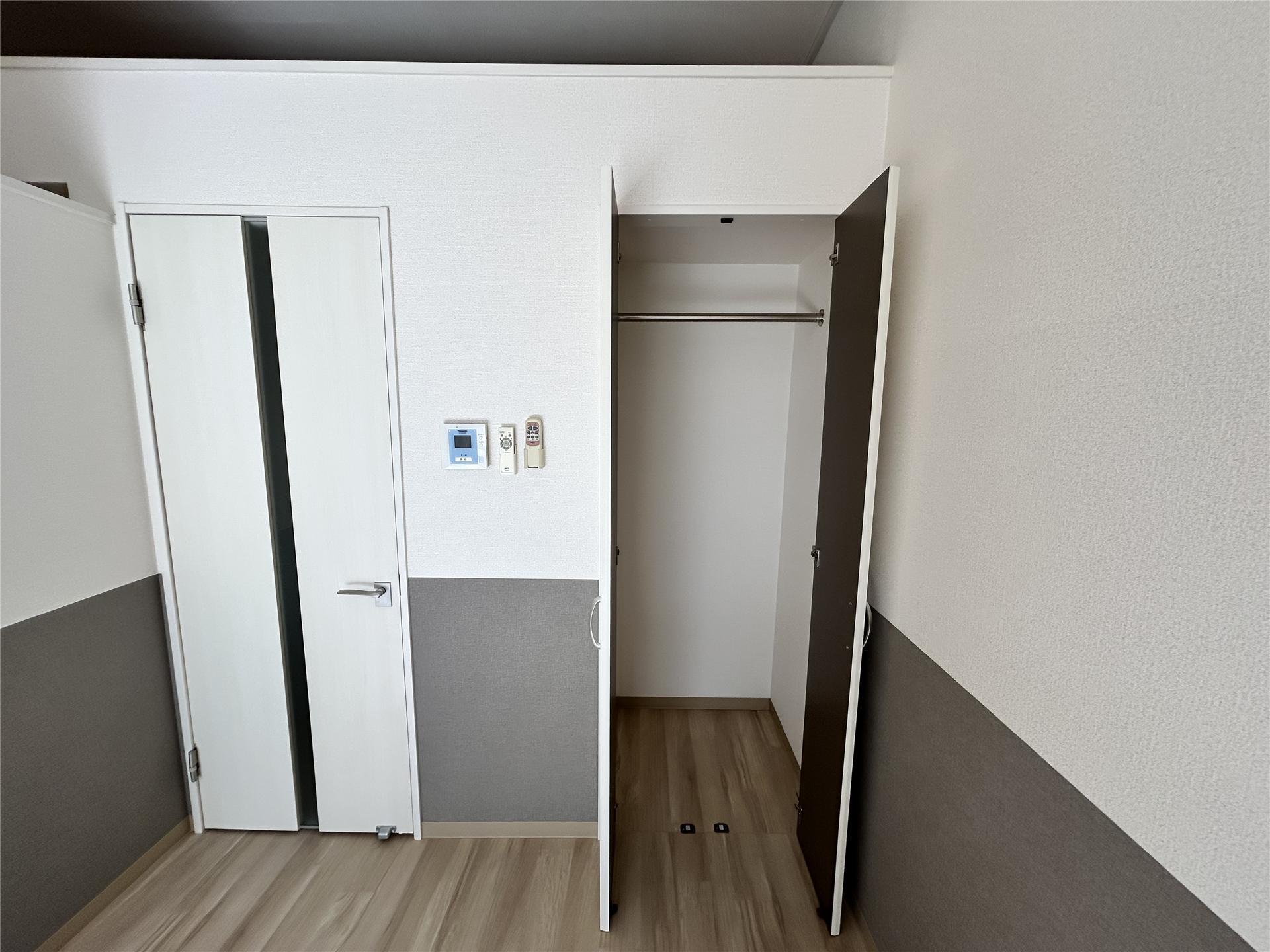 その他設備　ロングコートが掛けられるクローゼットもあります