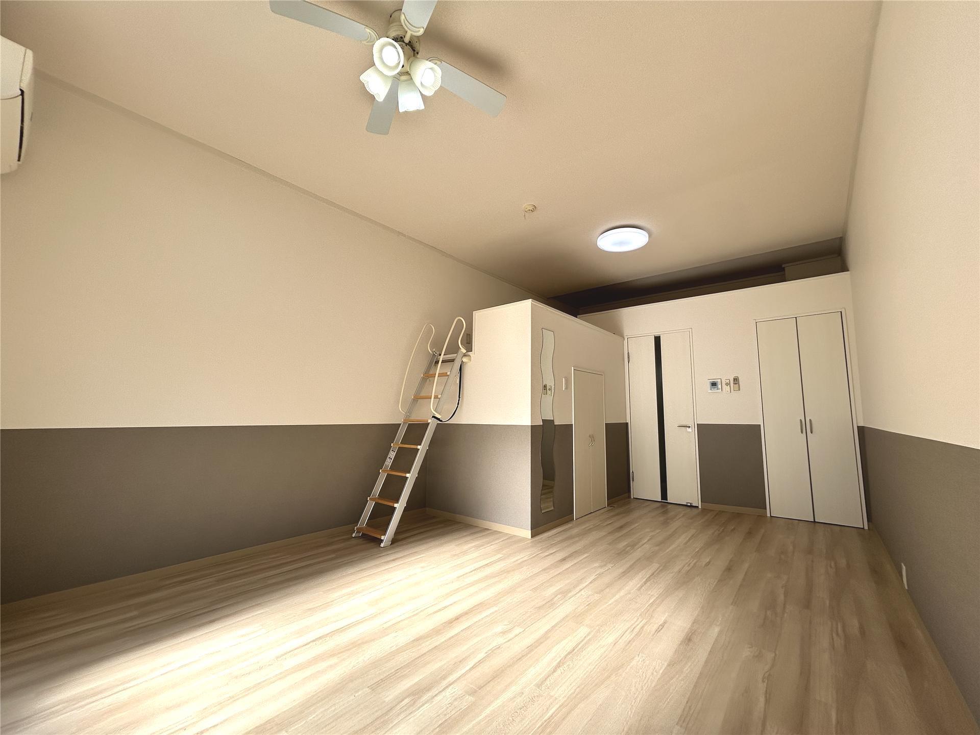 居室・リビング　広々１０帖の洋室に２段のロフト付きです