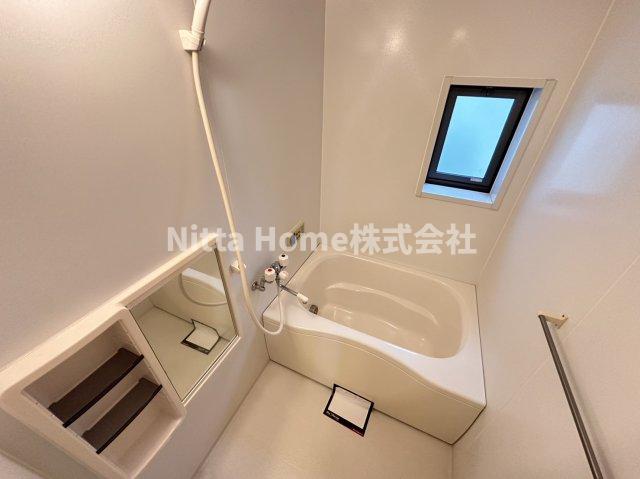 バス・シャワールーム　衛生面でも嬉しい浴室小窓付き◎