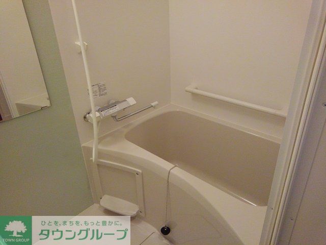 バス・シャワールーム　バス・トイレ別で快適です。独立洗面台がございます。
