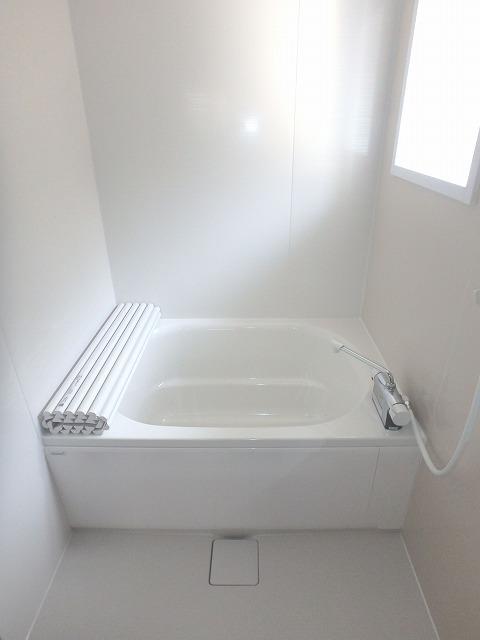 バス・シャワールーム　窓付きで換気しやすいですね