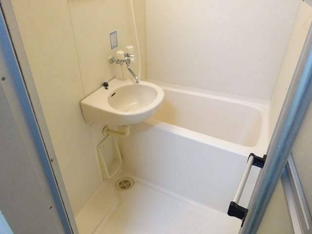 バス・シャワールーム　洗面付きのお風呂です