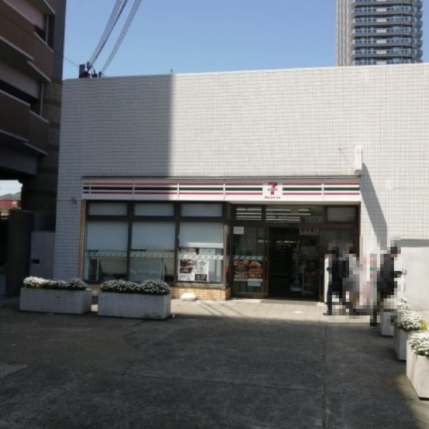コンビニ　セブンイレブン鷹取駅前店（コンビニ）まで747m