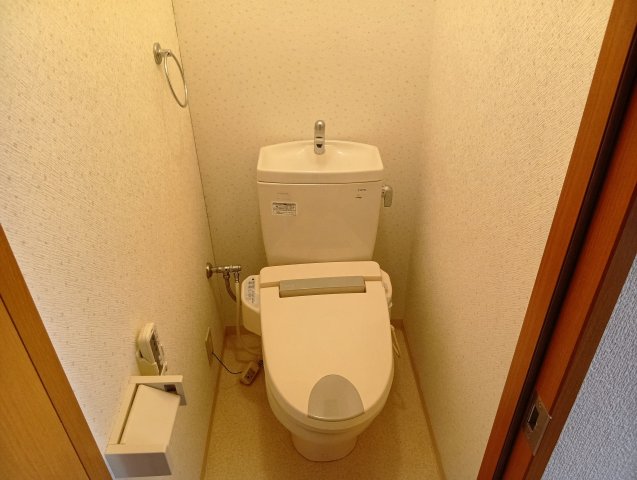 トイレ　落ち着いた色調のトイレです