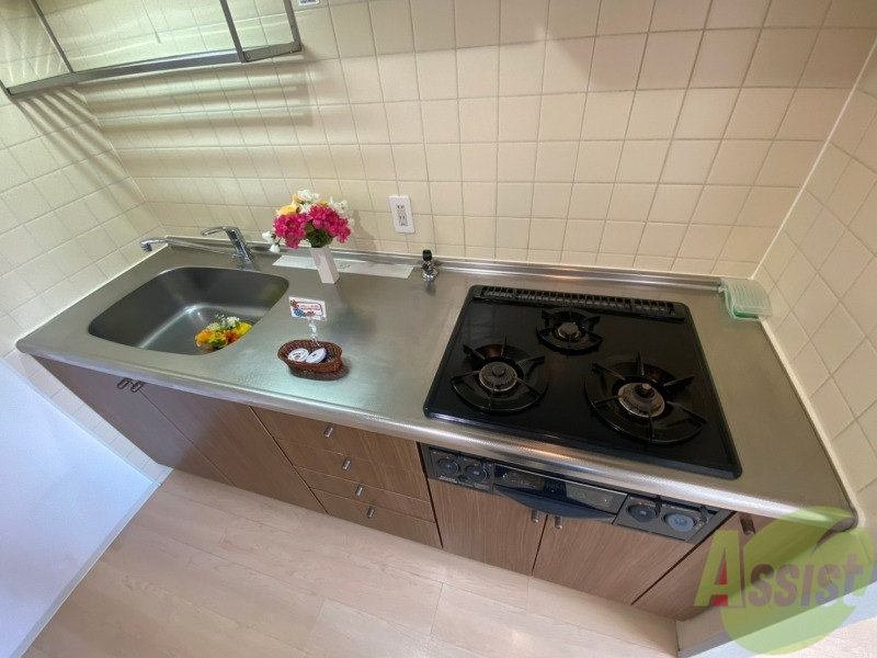 キッチン　システムキッチン完備で３口ついているので料理もできます！