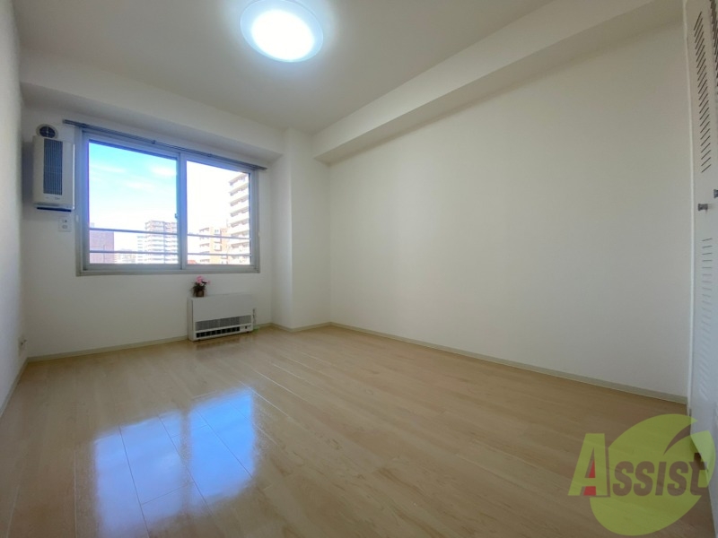 その他部屋・スペース　寝室はこちらです。光が差し込む、温かみのあるお部屋です。