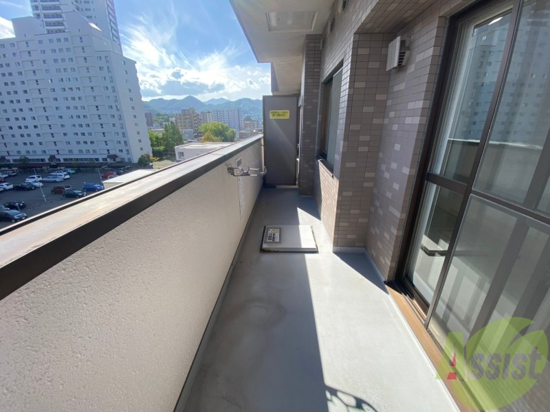 バルコニー　バルコニーは幅があり、広い印象を受けました。