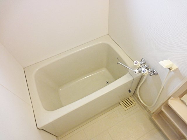 バス・シャワールーム　コンパクトで使いやすいお風呂です