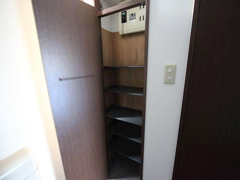 玄関　玄関　シューズボックス付（収納充実してます）