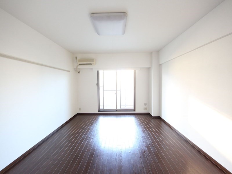 バルコニー　洋室9.5帖　エアコン完備　バルコニー