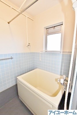 バス・シャワールーム　お風呂に窓あり