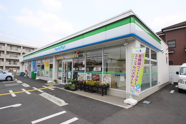 コンビニ　ファミリーマート坂戸花影町店（コンビニ）まで212m
