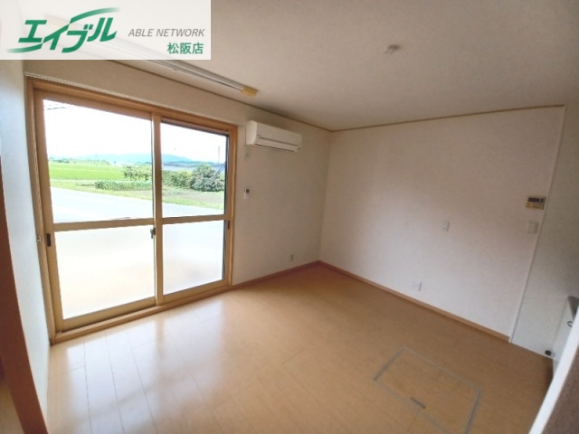 居室・リビング　同物件別室反転タイプ