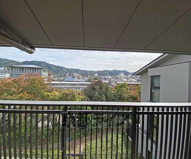 眺望　バルコニーからの景色です。高野川が望めます。