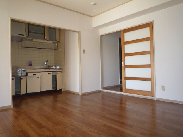 居室・リビング　３０１号室の写真引用。