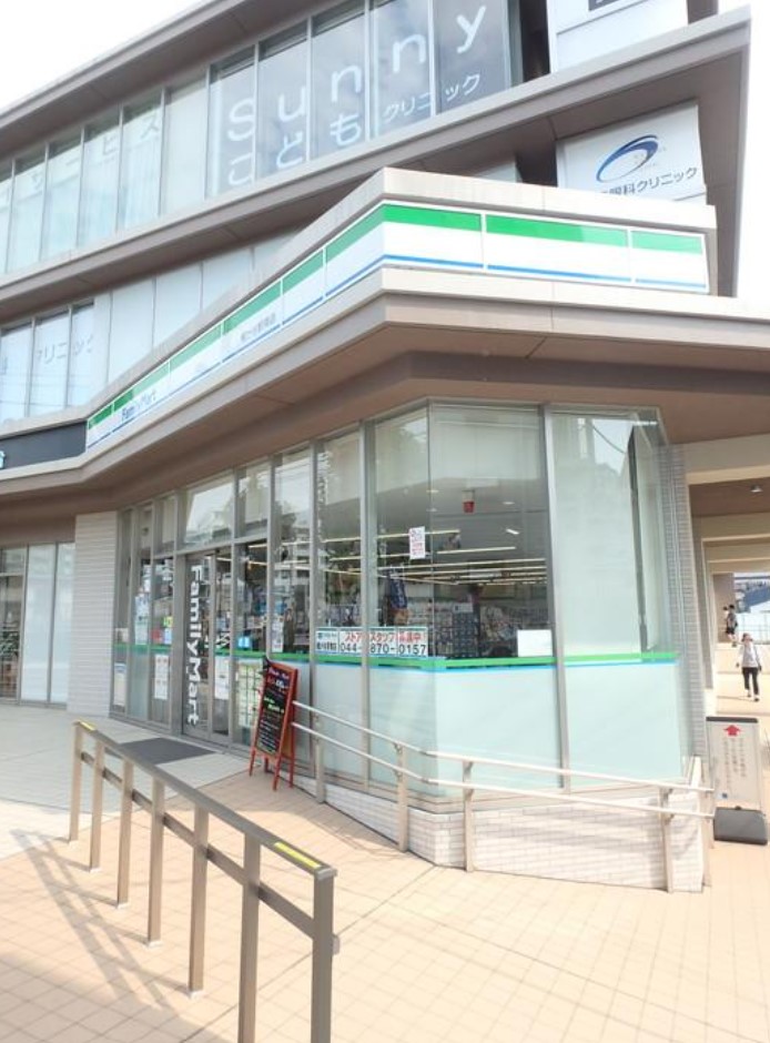 コンビニ　ファミリーマート梶が谷駅南店（コンビニ）まで101m