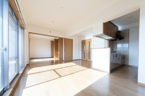 居室・リビング　家具の配置に困らないリビングですね