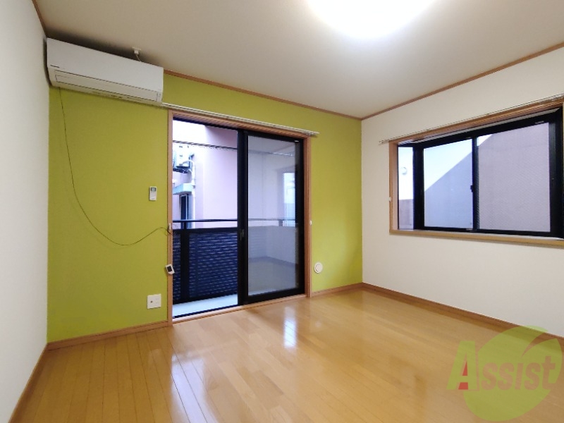 居室・リビング　１０帖の洋室です。広々として、きれいですね。