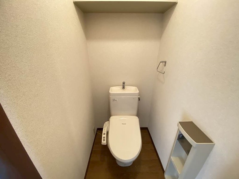 トイレ　温水洗浄便座が付いています。